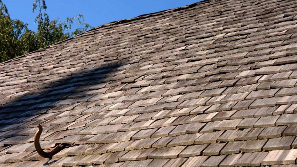 Roof with wood shingles